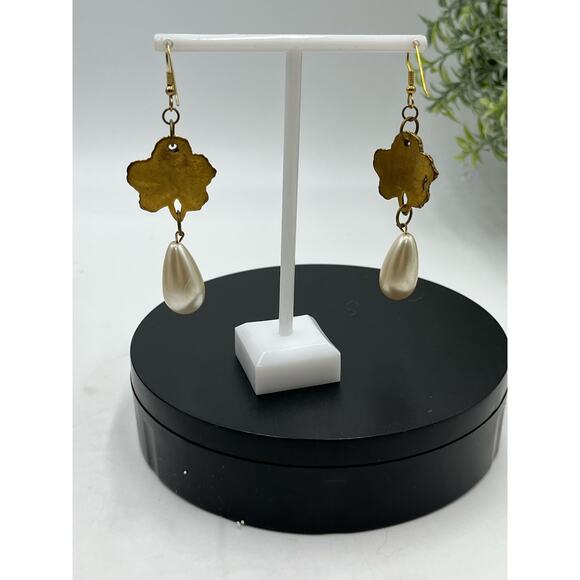 Large Faux Teardrop Pearl Gold Tone Flower Dangle Earrings - Picture 6 of 8